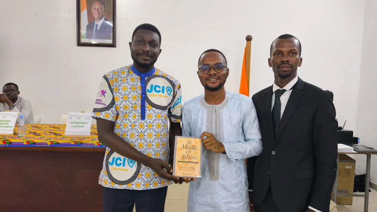 Remise d’une attestation à l’issue d’une formation en communication à la JCI Dabou
