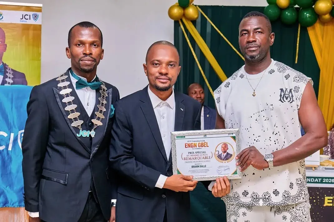 Des membres posent avec une distinction remise au gala