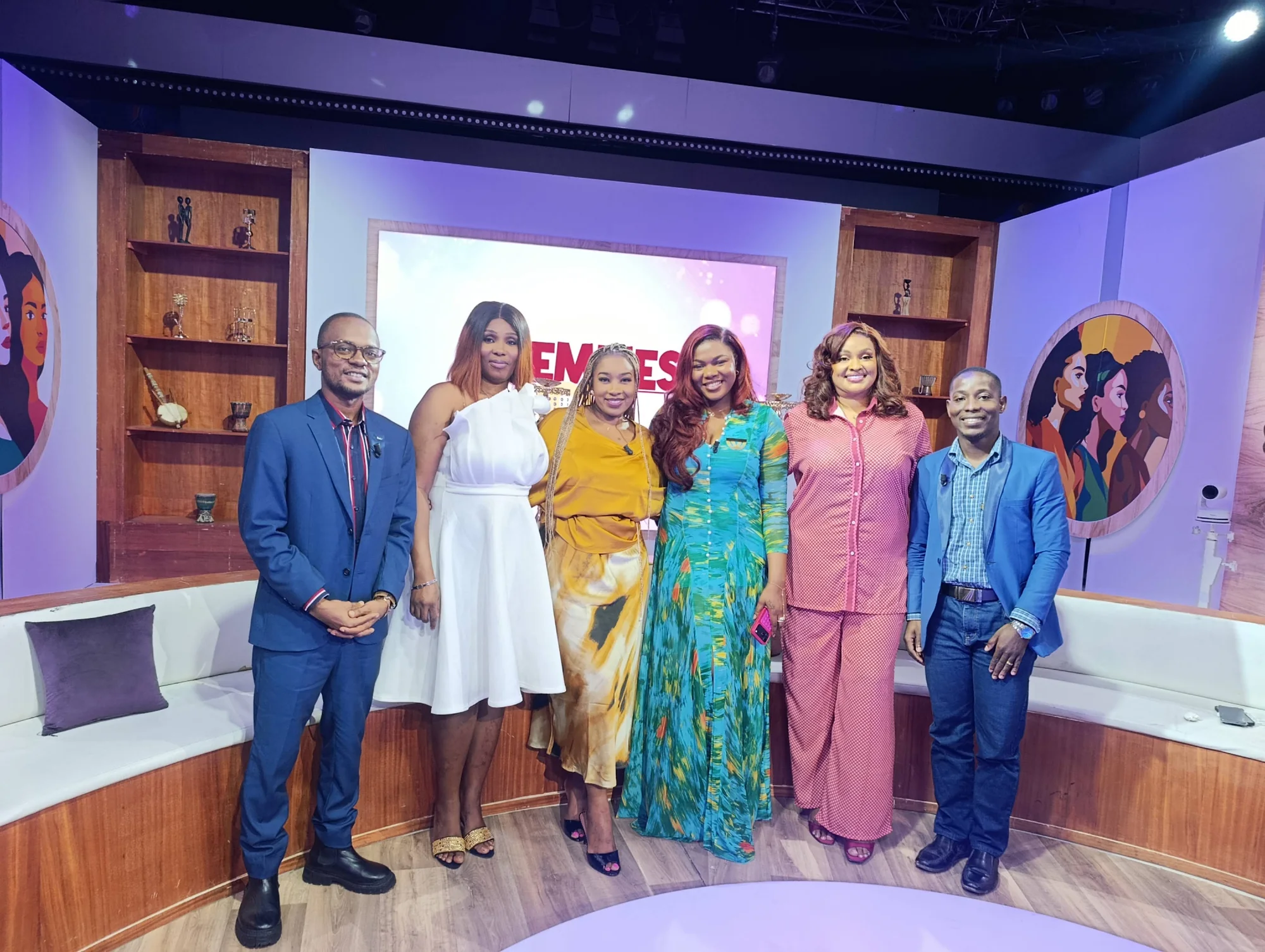 Ibrahim Diallo échange avec des participantes sur le plateau de NCI