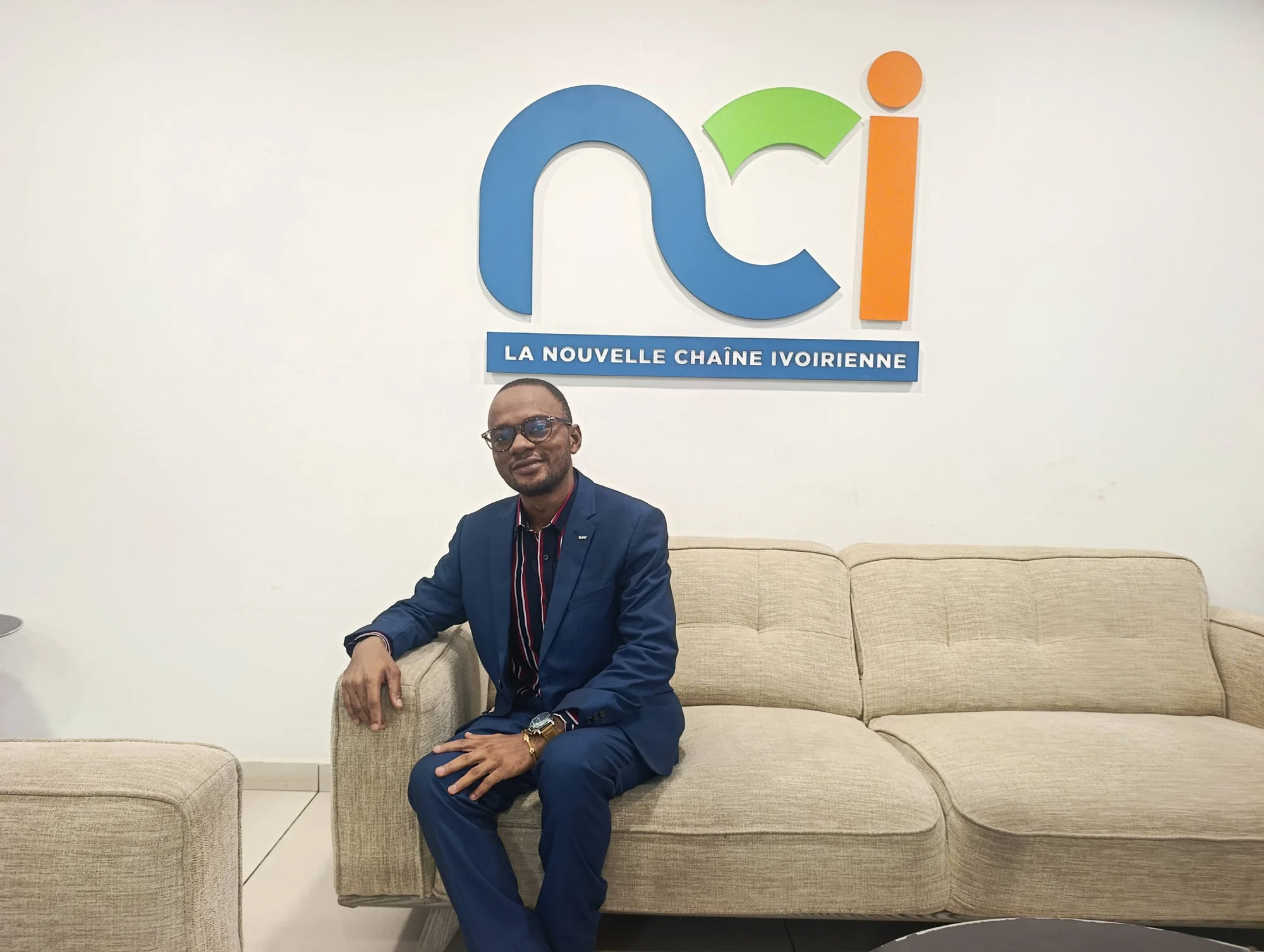 Ibrahim Diallo assis dans les locaux de la Nouvelle Chaîne Ivoirienne
