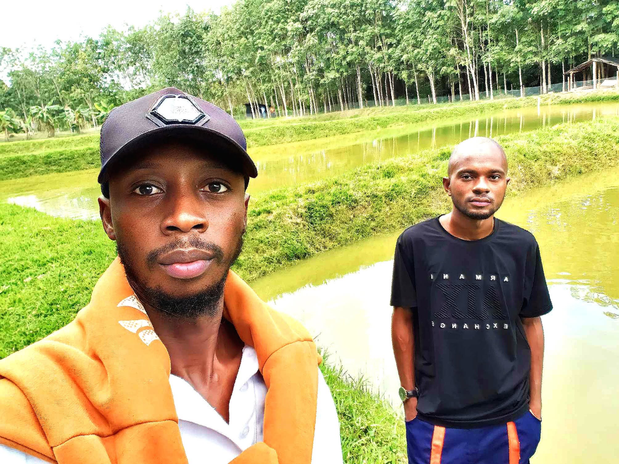 Ibrahim Diallo et un collaborateur sur le site des étangs piscicoles