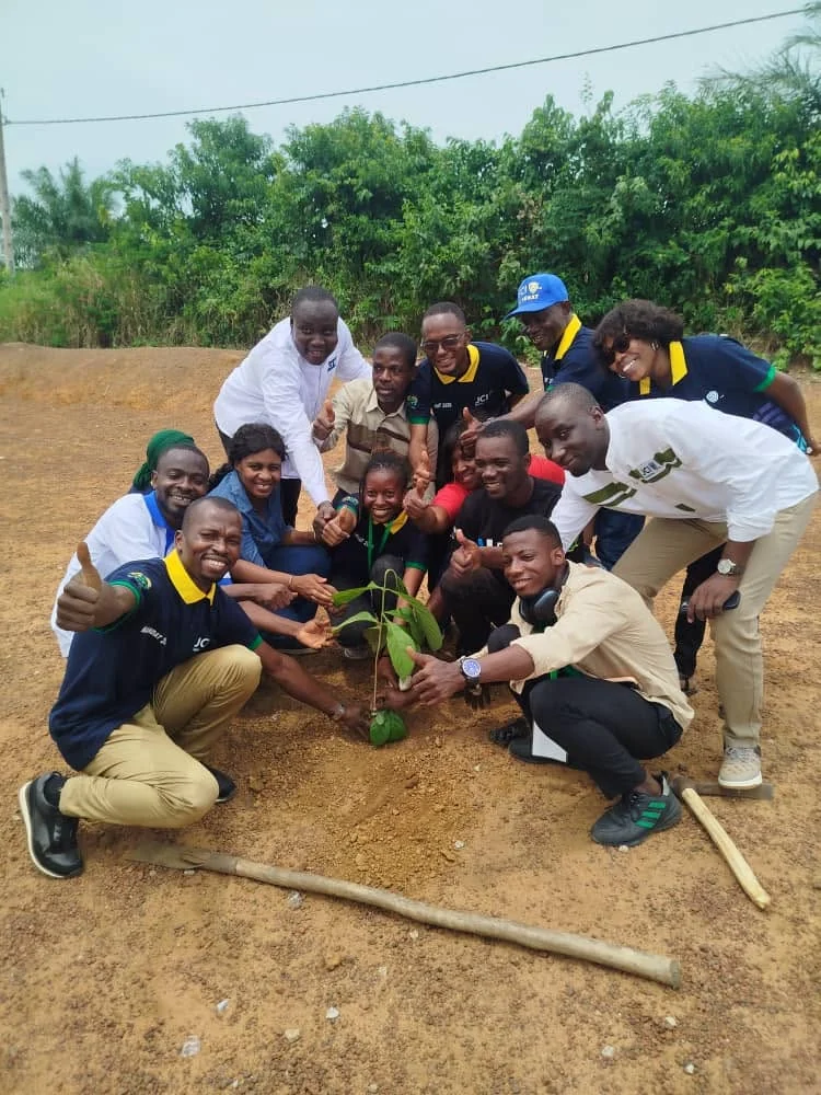 Ibrahim Diallo et des membres de la JCI Dabou lors d’un planting d’arbres
