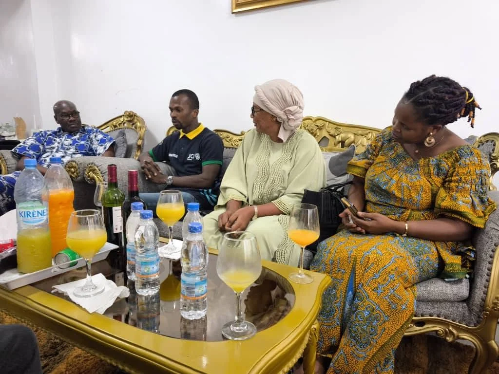 Échange autour d’une table lors de la visite au sénateur Ndiaye Zoubayrou