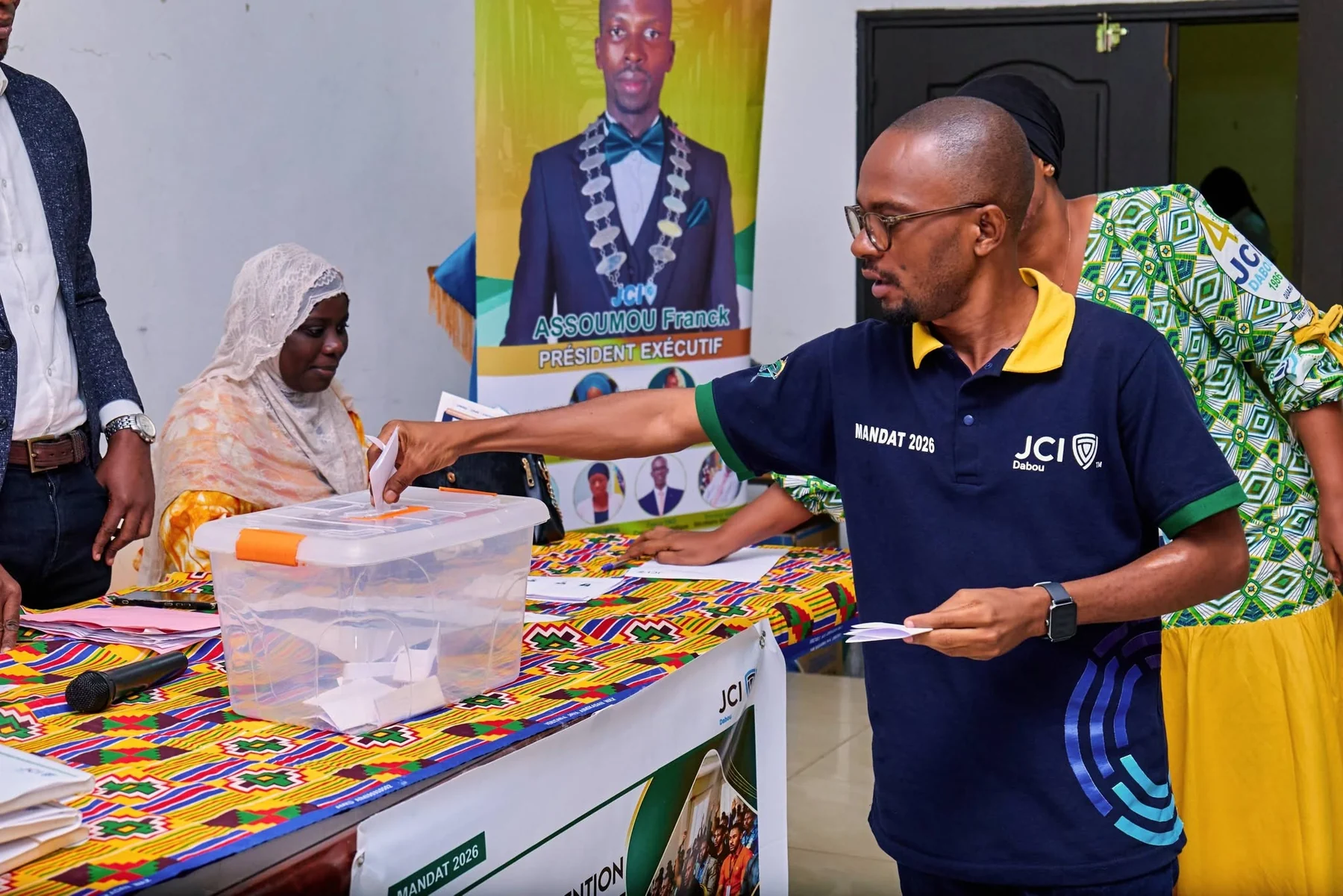 Ibrahim Diallo participant au vote lors d’une convention de la JCI Dabou